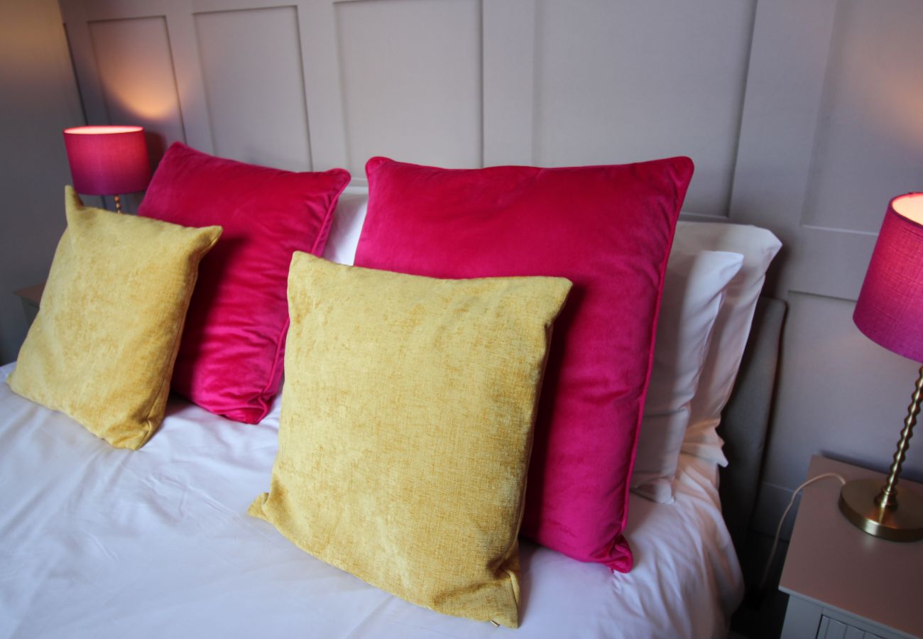 House in Scarborough - The Trafalgar Sleeps 7 Town Centre House